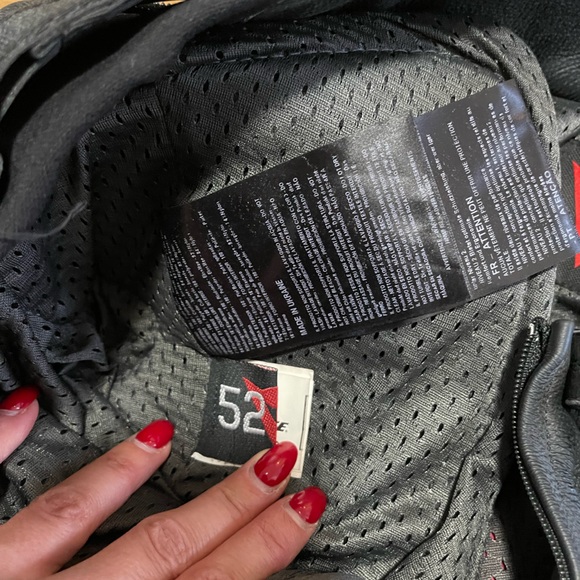 Dainese 2 piece leather suit with minimal use - Picture 12 of 16